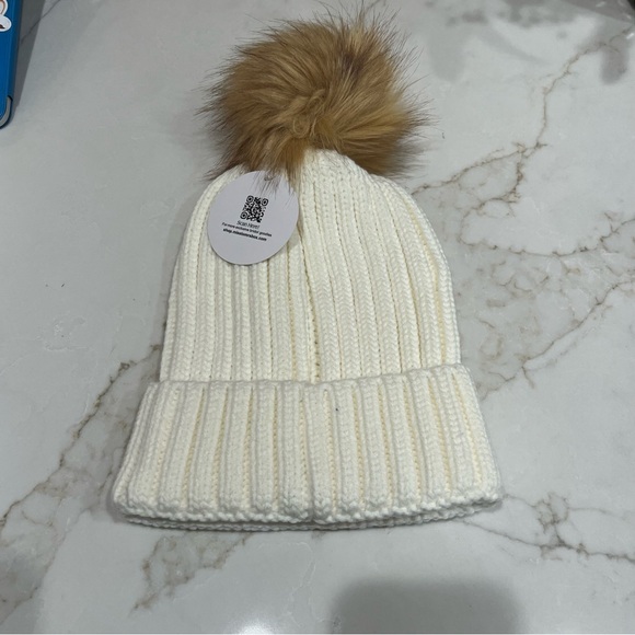 NWT MRS White Beanie With Detachable Pom-Pom - Picture 4 of 7
